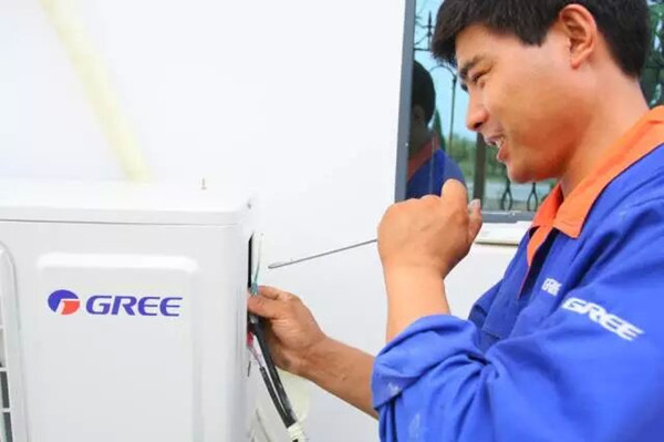 空调维修师傅正在检修格力空调 空调维修师傅正在检修格力空调